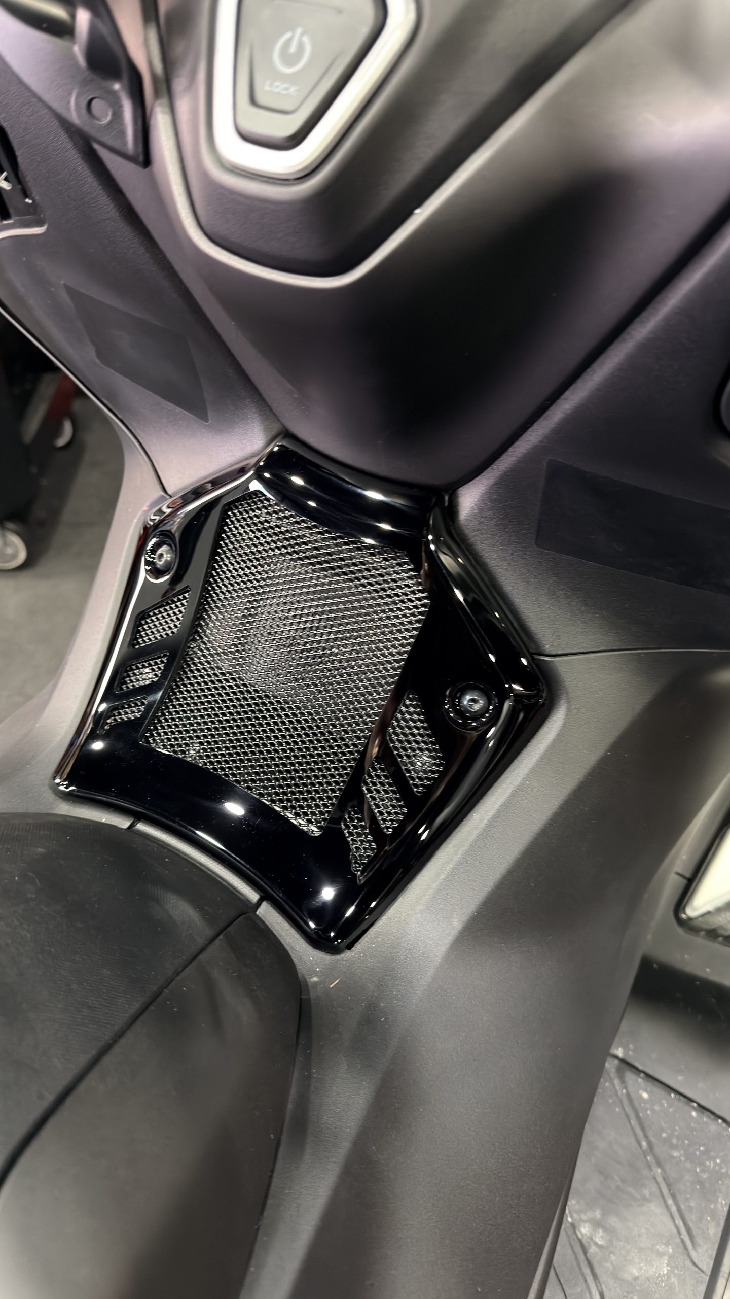 Tunnel d'admission BCD Design pour TMAX 560 2022 / 2026 – Image 7